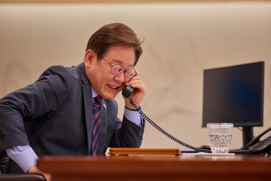 지난 6월12일 이재명 대통령이 서울 용산 대통령실 청사 집무실에서 앤서니 앨버니지 호주 총리와 전화 통화를 하고 있다.<대통령실 제공·연합뉴스 사진>